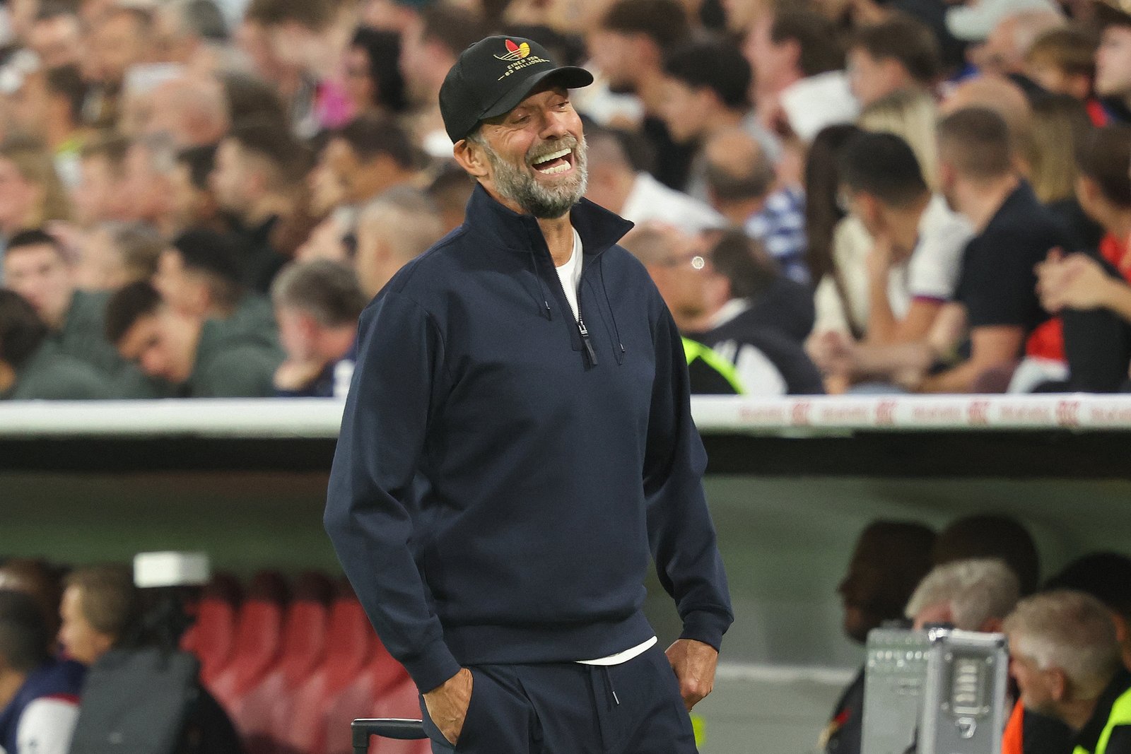 Bundestrainer Jürgen Klopp mit seiner Kappe „Einer von 83 Millionen“ an der Seitenlinie beim Nations-League-Spiel Deutschland gegen Serbien am 1. Oktober 2026 in der Allianz Arena in München. (Copyright AFP/Karl-Josef Hildenbrand)