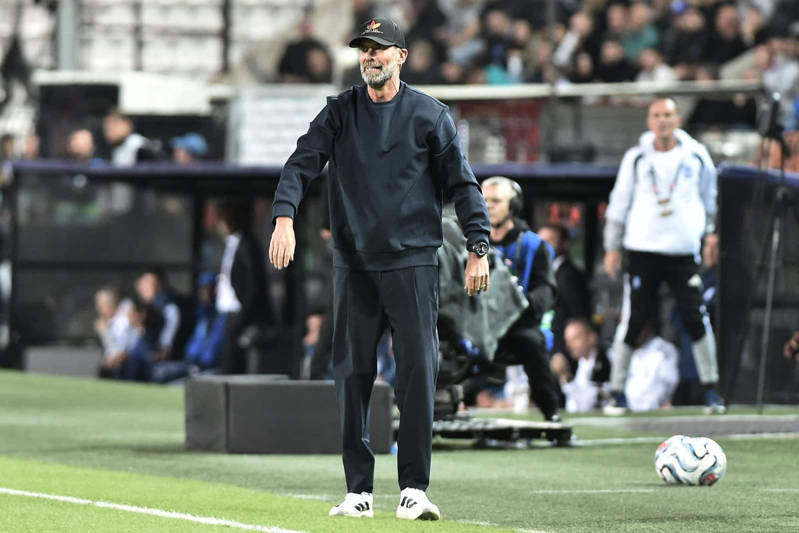 Bundestrainer Jürgen Klopp gibt beim Nations-League-Spiel gegen Griechenland am 4. Oktober 2026 im Toumba-Stadion in Thessaloniki mit seiner Kappe „Einer von 83 Millionen“ Anweisungen von der Seitenlinie. (Copyright AFP/Sakis Mitrolidis)
