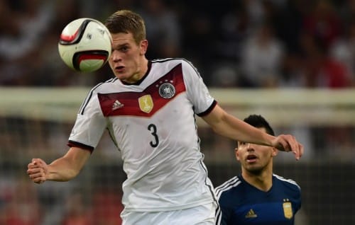 Mathias Ginter gegen den Argentinier Sergio Aguero beim Freundschaftsspiel am 3.9.2014 - Deutschland spielt hier im DFB Trikot von 2014 mit dem neuen FIfA Badge und den vier Meistersternen (Foto AFP)