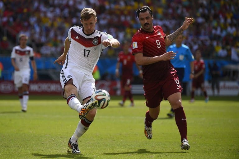 Der Portugiese Hugo-Almeida gegen Per Mertesacker beid er Fußball WM 2014 mit der Rückennummer 17 .AFP-PHOTO-FABRICE-COFFRINI