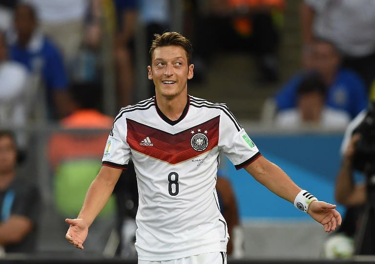 Mesut Özil im Drei-Sterne Trikot im WM-Finale gegen Argentinien (Foto AFP)